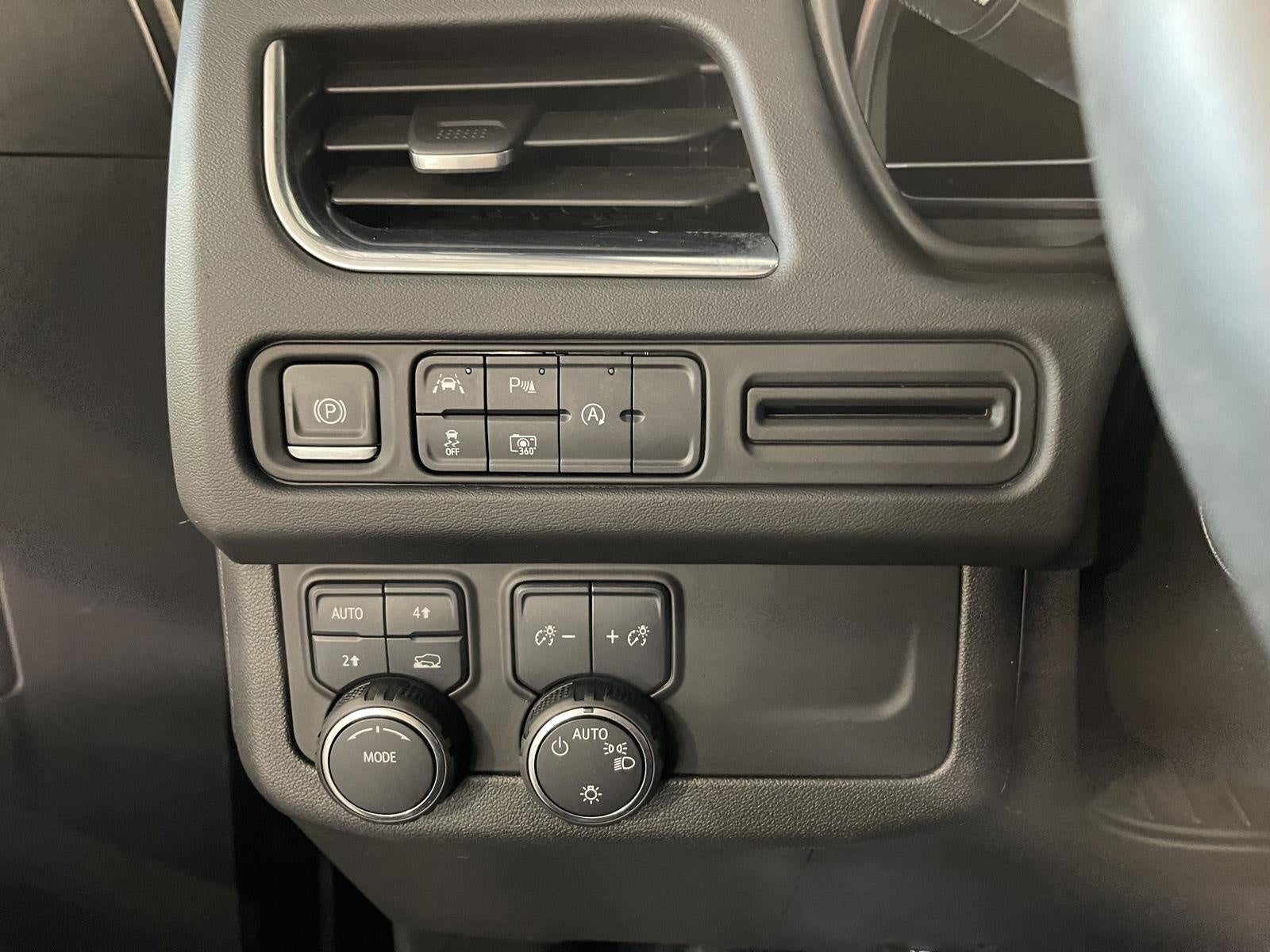 2023 Chevrolet Suburban 4WD 4dr LT
