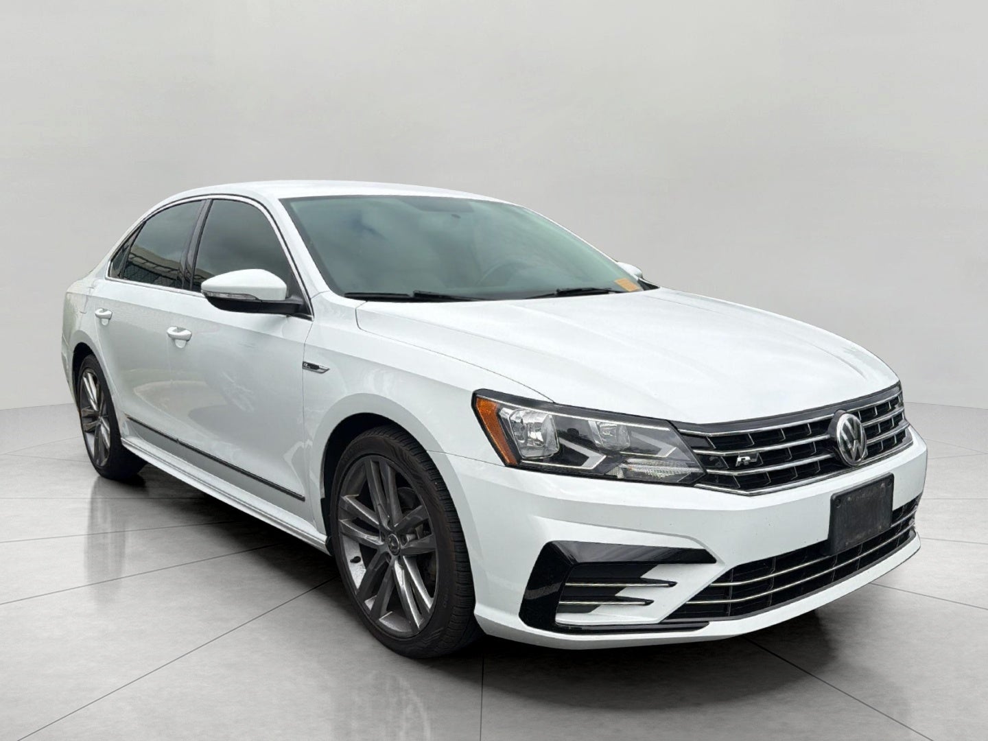 2017 Volkswagen Passat R-Line w/Comfort Pkg Auto