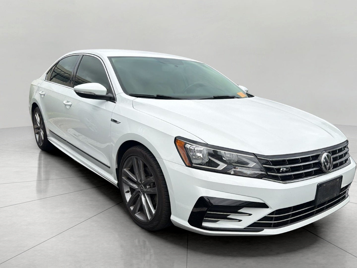 2017 Volkswagen Passat R-Line w/Comfort Pkg Auto