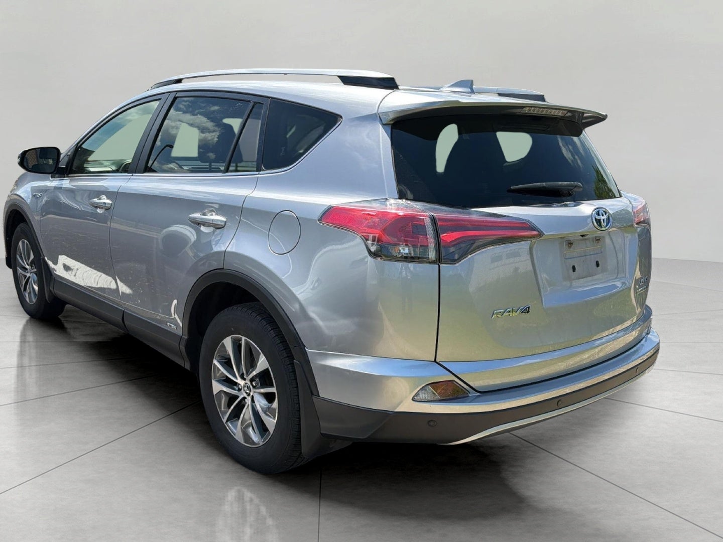 2017 Toyota RAV4 Hybrid XLE AWD